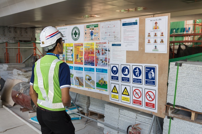 The,Engineer,Reading,Notice,Board,Of,Safety,Policy,Before,Working